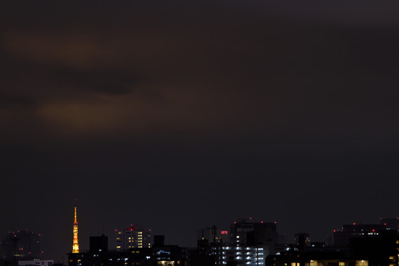 雲を照らす東京タワー